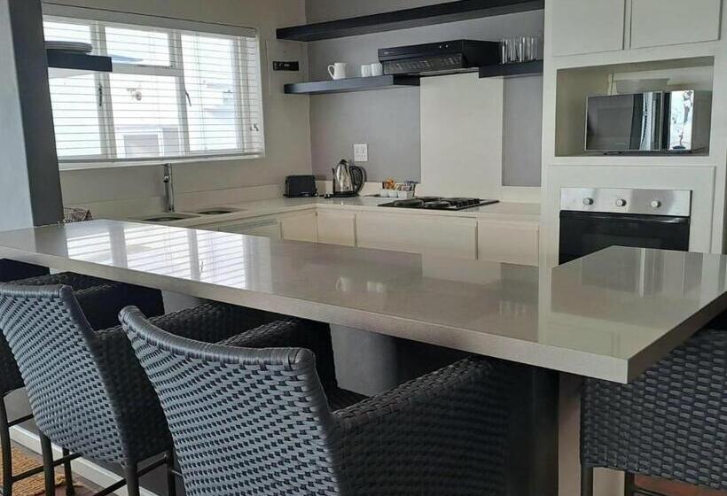 سوییت خانوادگی, Ana S Place Apartments