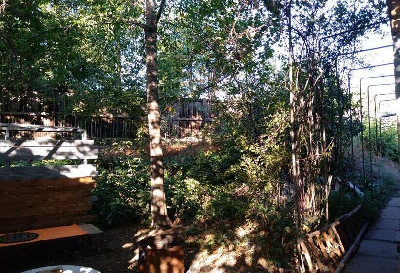 اتاق استاندارد سه نفره, Bishkek Almaty Stopover