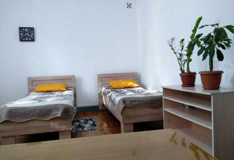 اتاق استاندارد سه نفره, Bishkek Almaty Stopover