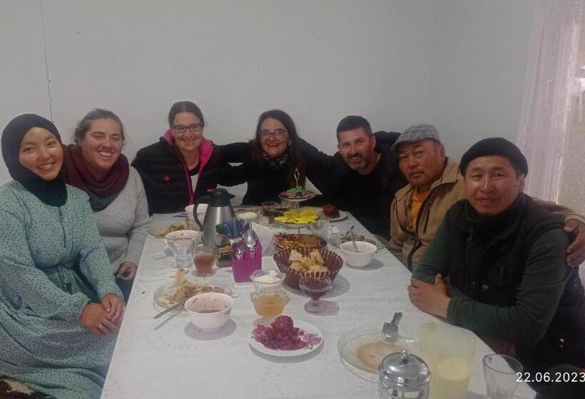 تختخواب در اتاق مشترک, Yurt Camp Visit Kol Suu