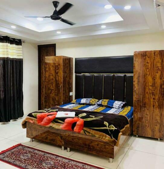 Номер Deluxe Кровать Кинг, The Rajmani Motel    Luxury Studios    Lpu Law Gate