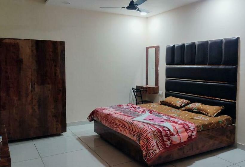 Номер Deluxe Кровать Кинг, The Rajmani Motel    Luxury Studios    Lpu Law Gate