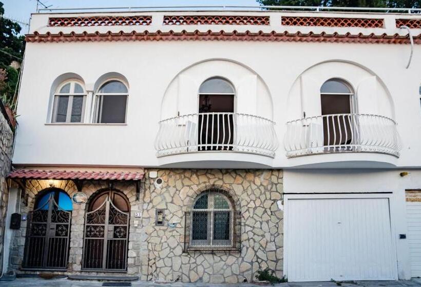 Номер Deluxe Вид на Море, La Maison De La Ville