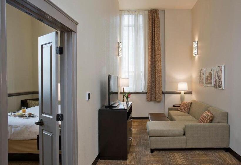 キングサイズベッドのスイートルーム, Staybridge Suites Baltimore   Inner Harbor, An Ihg