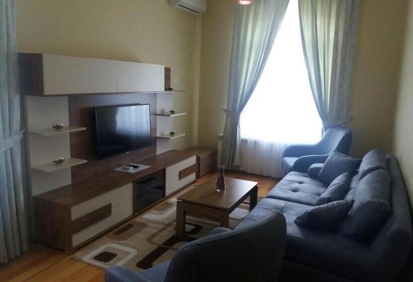 سوئیت 2 خوابه, Sheki Park