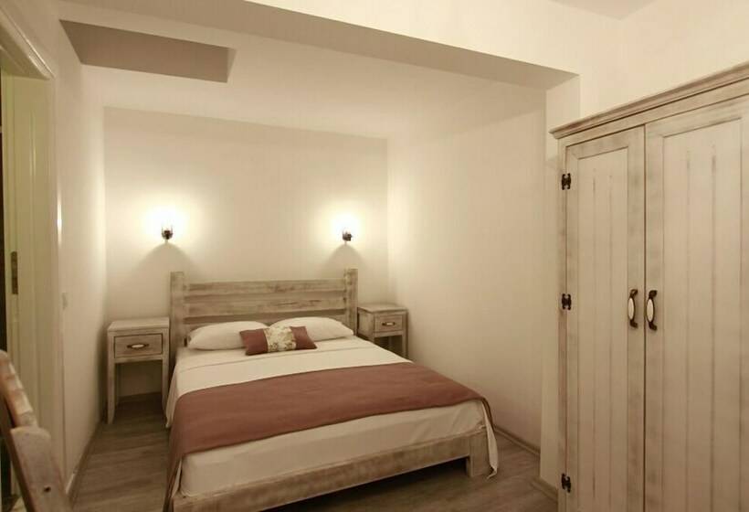 Quarto Estandar, Aksam Sefasi