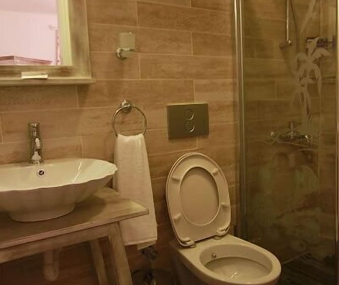 Quarto Estandar, Aksam Sefasi