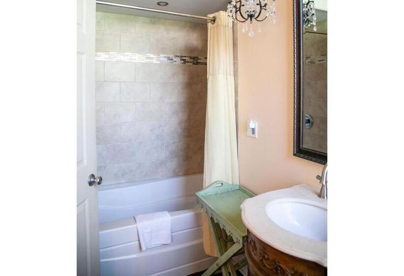 Deluxe Suite King Bed, Tybee Island Inn