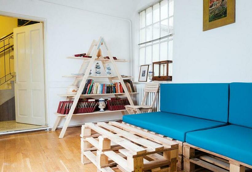 اتاق استاندارد چهار تخته, Hostel Jellostone