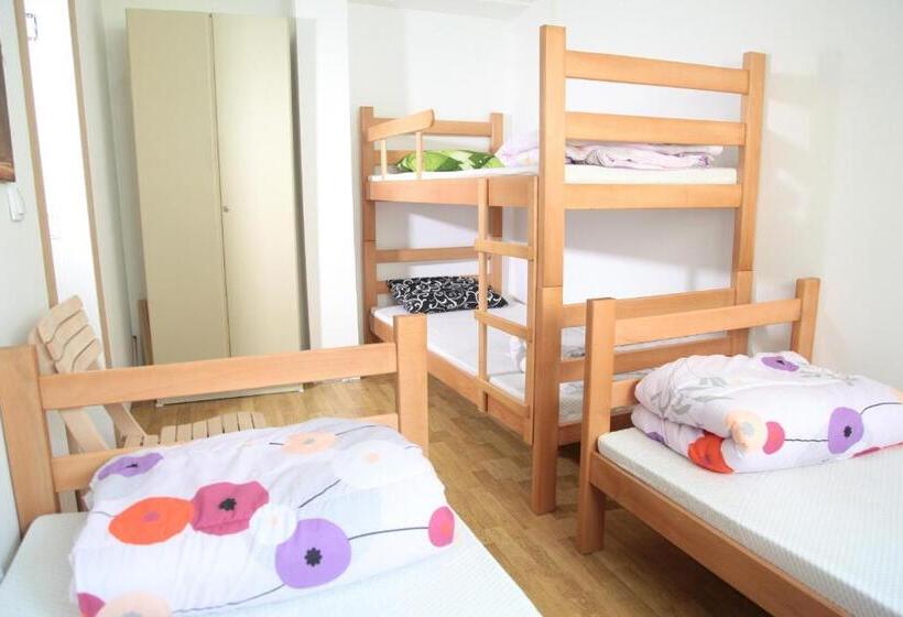 اتاق کلاسیک چهارنفره, Hostel Jellostone