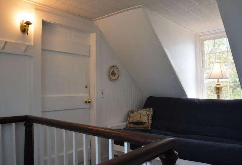 이코노미 스튜디오, Black Walnut Point Inn