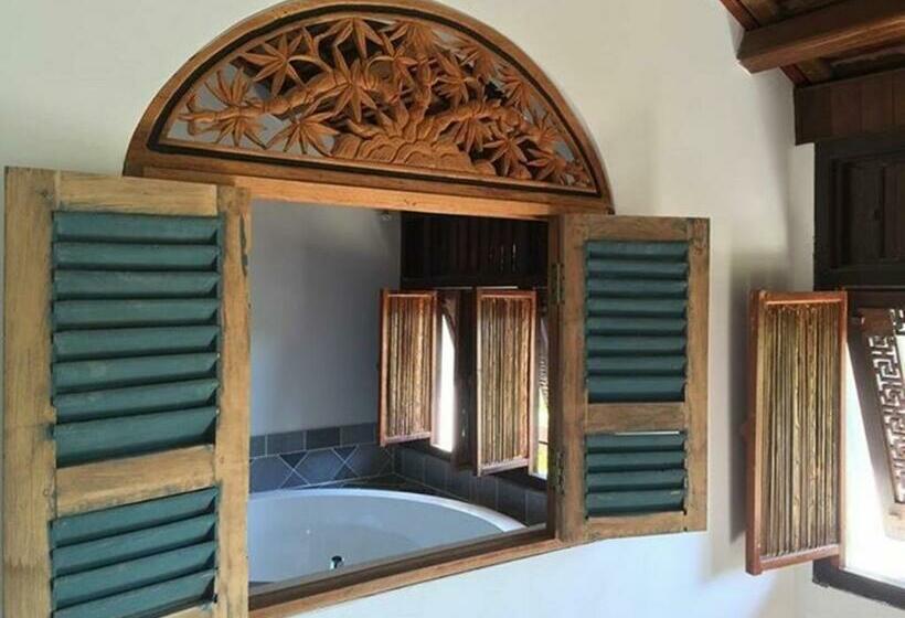 اتاق لوکس با چشم‌انداز دریا, Villa Louise Hue Beach Boutique