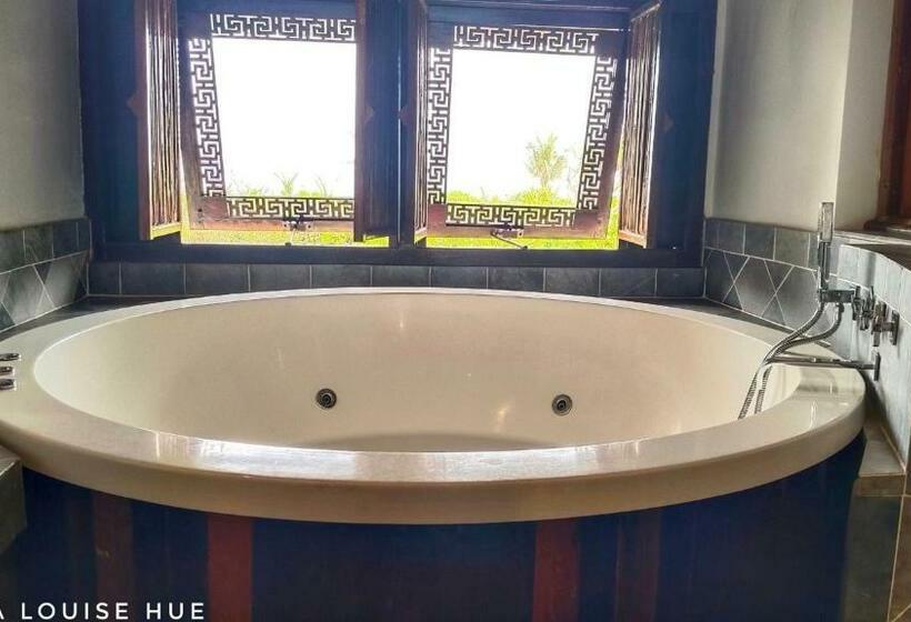 اتاق لوکس با چشم‌انداز دریا, Villa Louise Hue Beach Boutique
