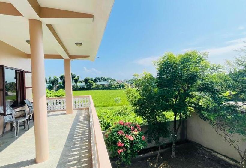 اتاق لوکس, Tree Tops  A Serene Friendly Hotel In Sauraha