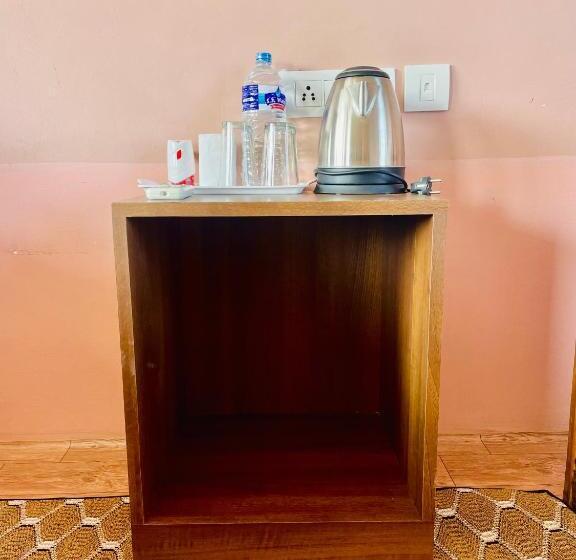 اتاق لوکس, Tree Tops  A Serene Friendly Hotel In Sauraha