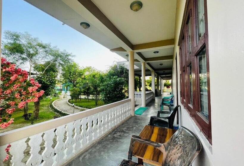اتاق استاندارد یک نفره, Tree Tops  A Serene Friendly Hotel In Sauraha