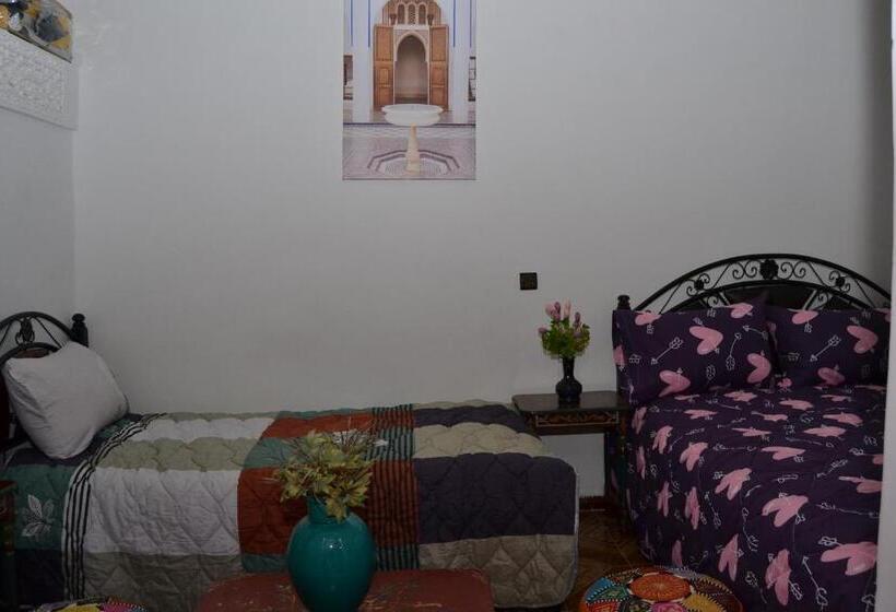 اتاق راحتی سه تخته, Dar Enouiina