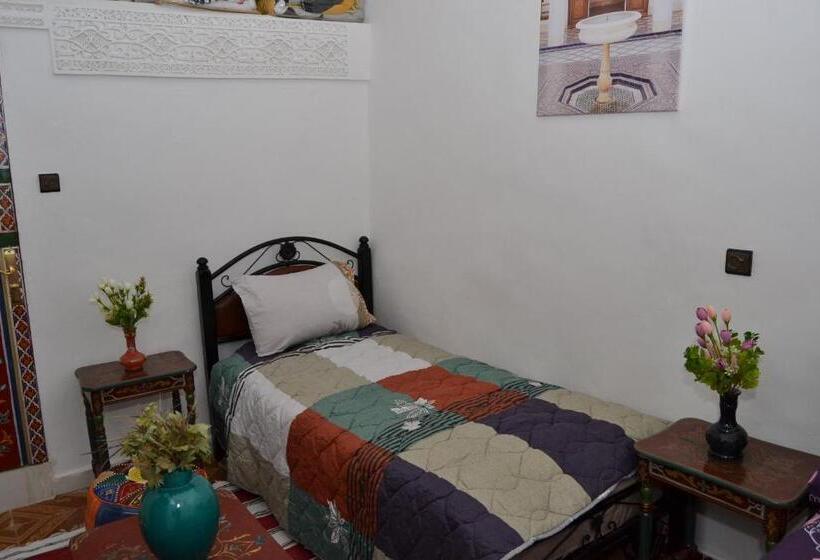 اتاق راحتی سه تخته, Dar Enouiina