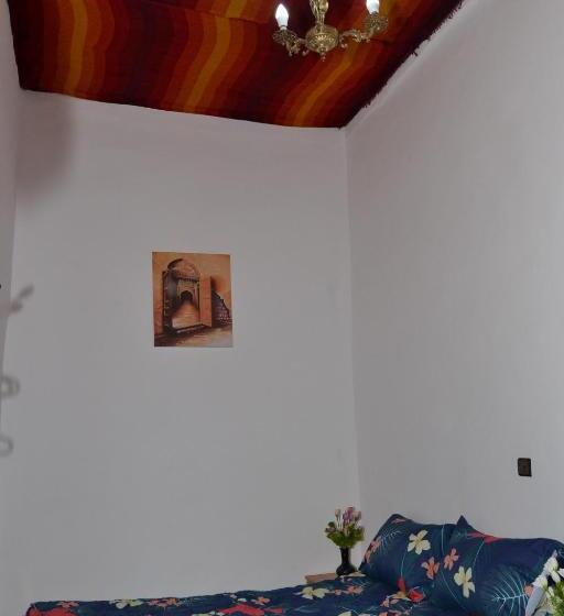 اتاق لوکس, Dar Enouiina
