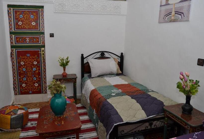 اتاق راحتی سه تخته, Dar Enouiina