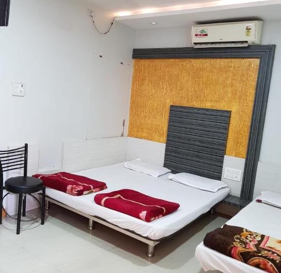 Трехместный Номер Deluxe, Shri Radhe Krishna,omkareshwar