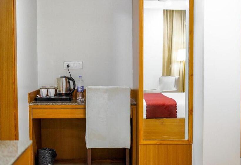 إستديو قياسى مزود بشرفة, Saltstayz Executive Serviced Apartment   Unitech Cyber Park & Near Huda City Metro
