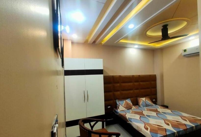 Номер Deluxe, Del