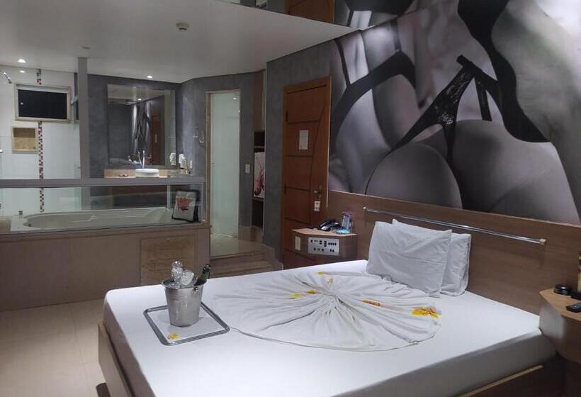 سوییت لوکس, Motel La Folia