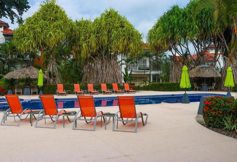 דירת שלושה חדרים, Del Pacifico Condo C7