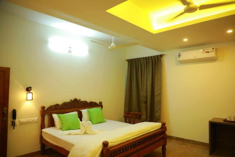 带大床的豪华间, Thiraviam Tourist Home Kanniyakumari