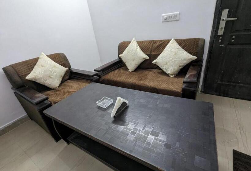 استودیو استاندارد با بالکن, The Crown S Studio