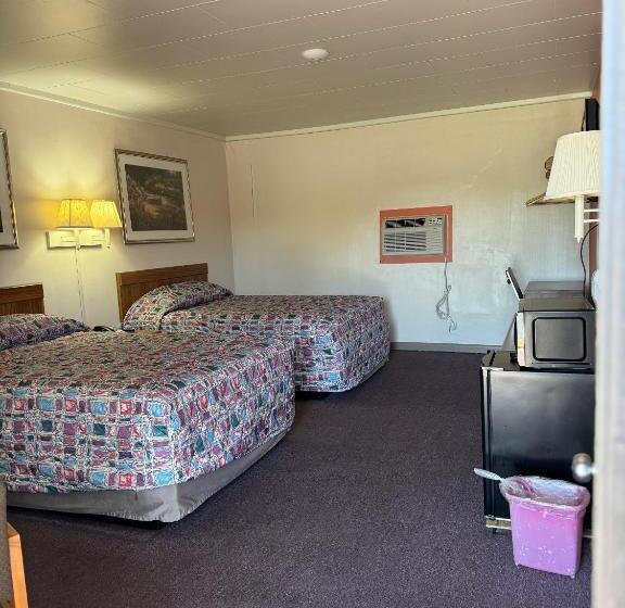 Номер Стандарт 2 Двуспальные Кровати, Budget Inn   Scottsboro