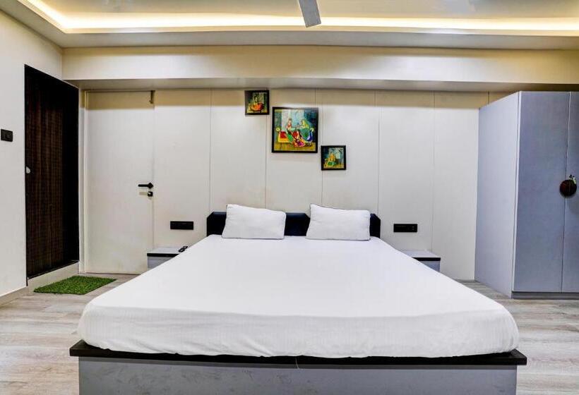 Трехместный Номер Классика, Oyo Hotel R One