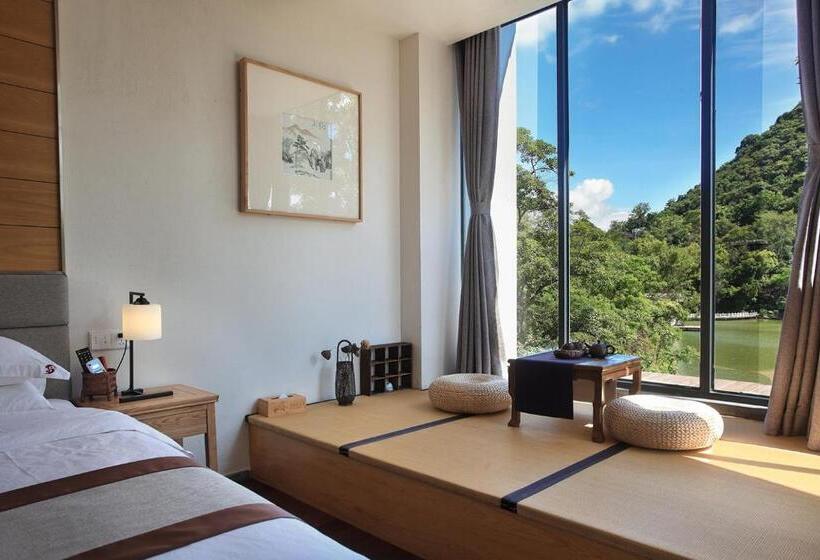 Superior room with lake view, Guilin Heshe Lakeside Resort