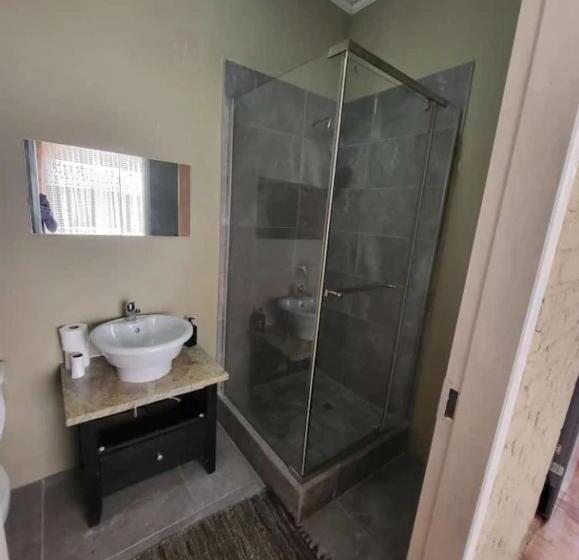اتاق استاندارد با بالکن, The Signature Venue And Guesthouse