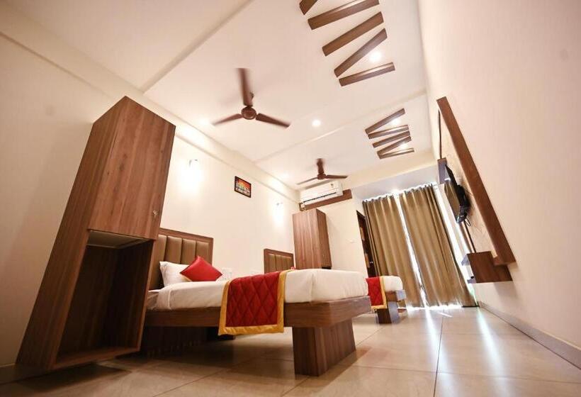 Студия Стандарт, Rays Inn Boarding & Lodging