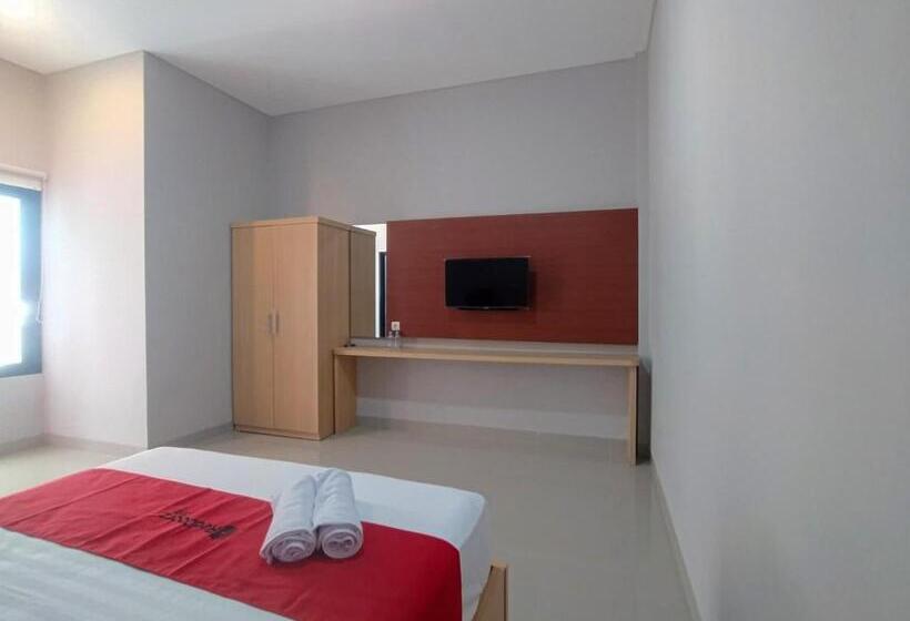 Номер Deluxe, Reddoorz Syariah Near Alun Alun Tegal 2