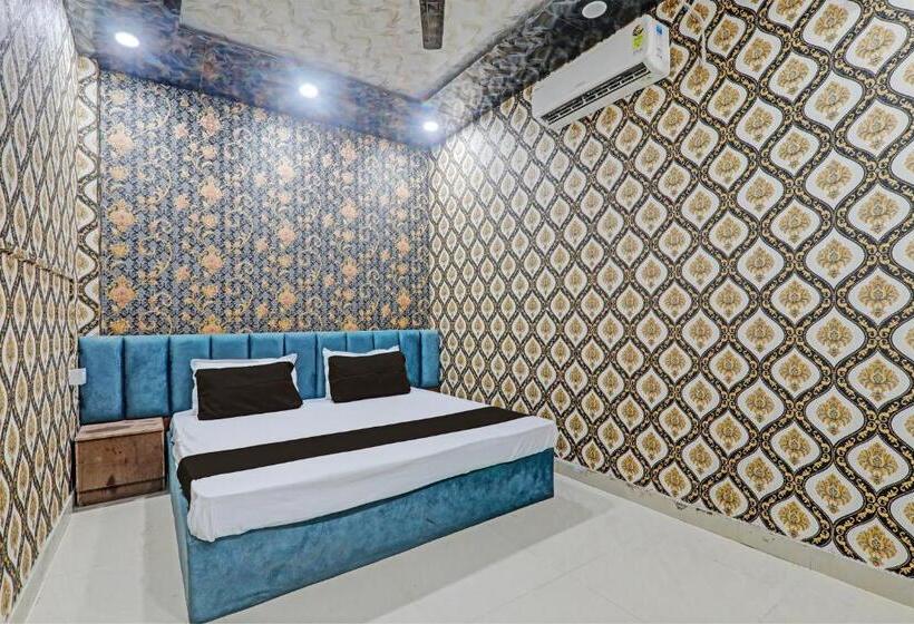 اتاق کلاسیک سه تخته, Oyo Flagship Bhoomi Palace