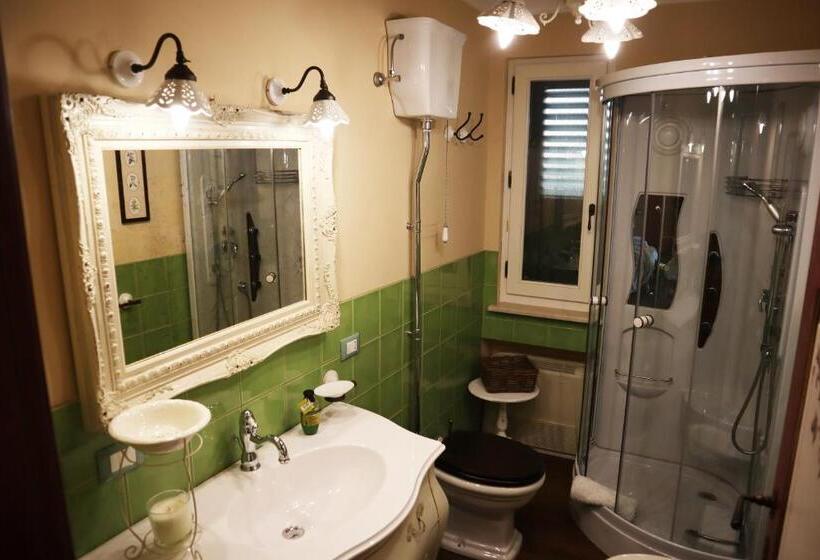 اتاق استاندارد با سرویس بهداشتی مشترک, Relais Santa Croce All Eremo
