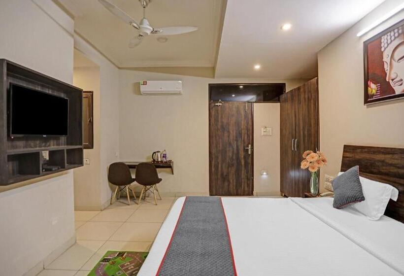 トリプルクラシックルーム, Oyo Townhouse 1018 The Naurangee Hotel Near Noida Sector 81 Metro Station