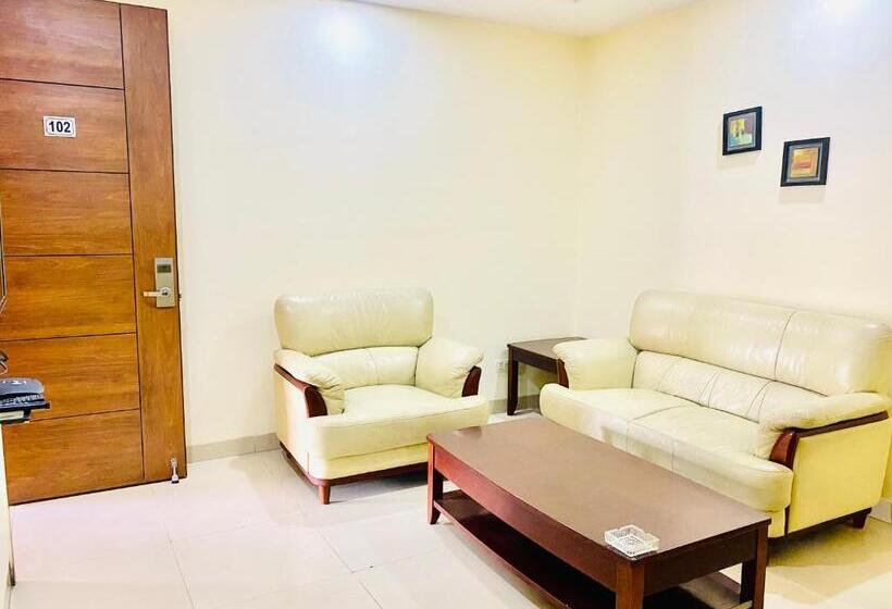 Номер Deluxe Кровать Кинг, Signature Suite Noida Sector 51 Couple Friendly