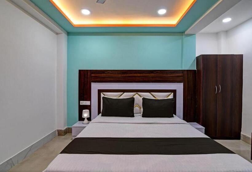 חדר קלאסי לשלושה, Airport Palace