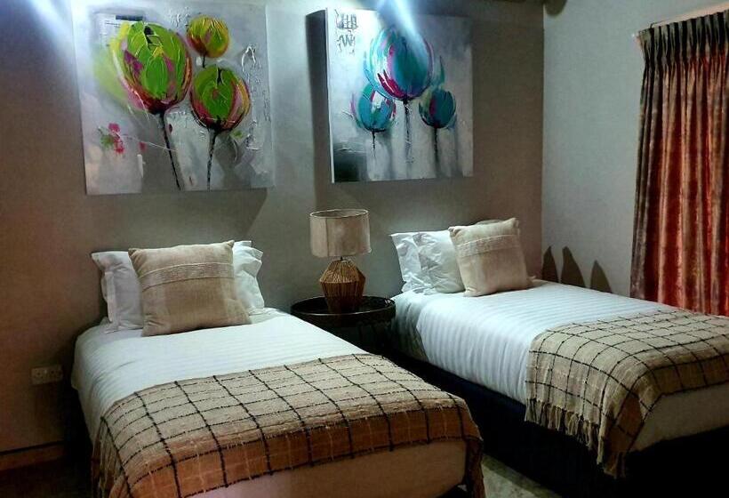 اتاق خانوادگی, The Pal Guest House