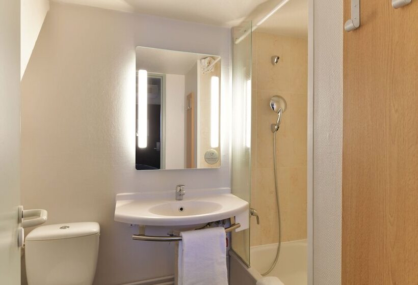Четырехместный Номер Стандарт, B&b Hotel Clermont Ferrand Le Brézet Aéroport