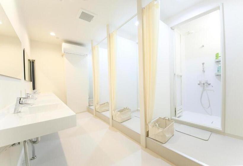标准间带有双层共用浴室, Roots Hostel