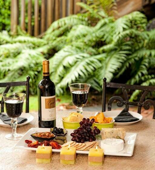 سوییت لوکس, B&b@the Redwoods