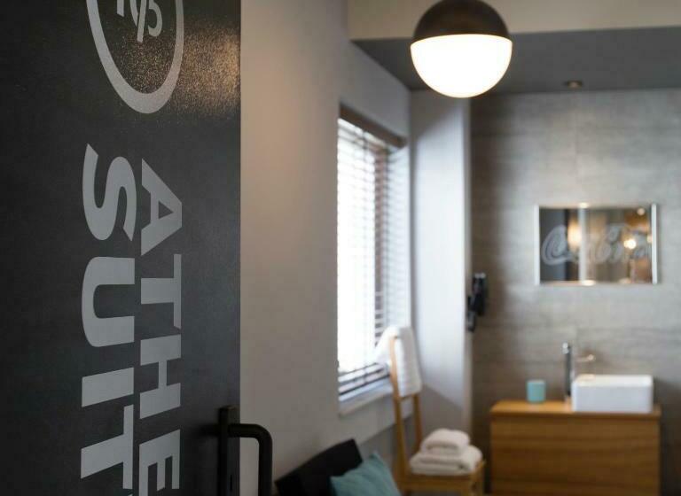 Номер Deluxe, Pi Athens