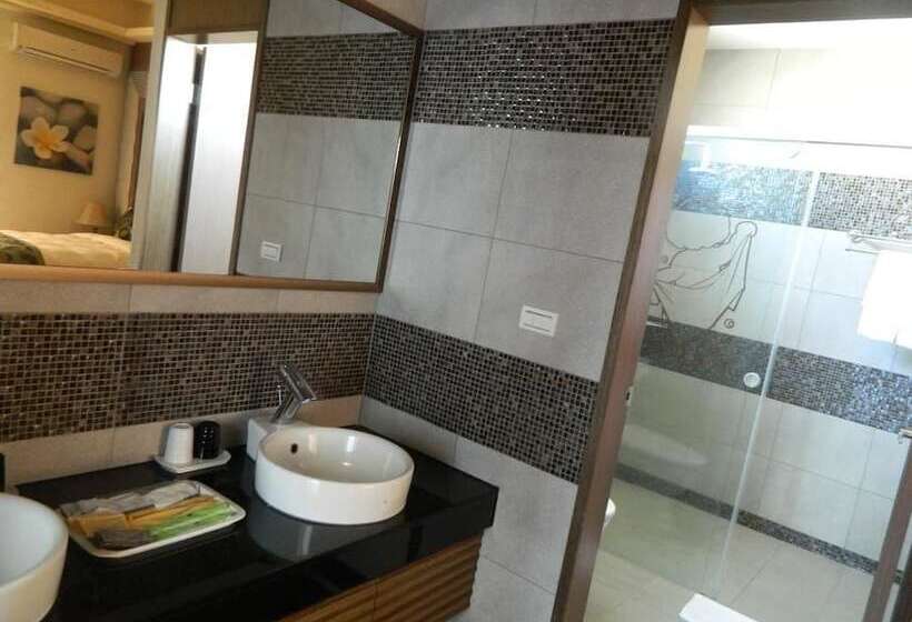 اتاق استاندارد چهار تخته, The Domed Tile Bb