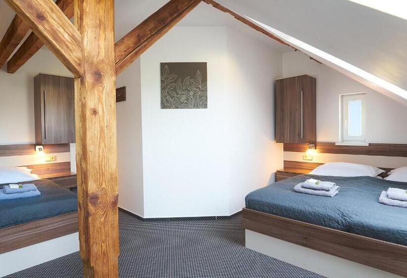 家庭房间共用浴室, Wellness Hotel Kocanda