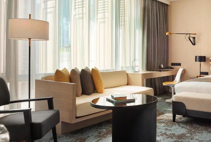 استودیوی استاندارد, Stripes Kuala Lumpur, Autograph Collection